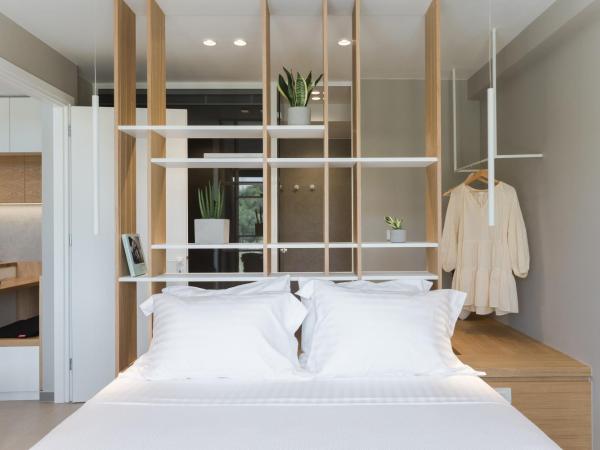 Noemie Luxury Suites : photo 6 de la chambre suite deluxe avec baignoire spa