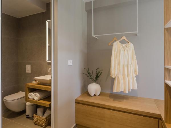 Noemie Luxury Suites : photo 4 de la chambre suite deluxe avec baignoire spa