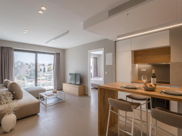 Noemie Luxury Suites : photo 1 de la chambre suite deluxe avec baignoire spa