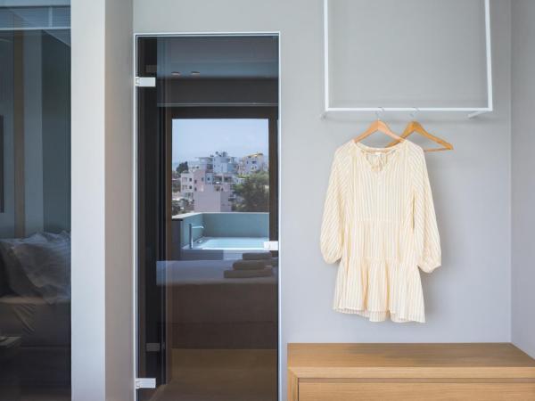 Noemie Luxury Suites : photo 10 de la chambre suite deluxe avec baignoire spa