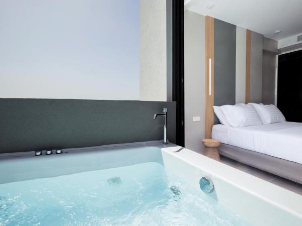 Noemie Luxury Suites : photo 9 de la chambre suite deluxe avec baignoire spa