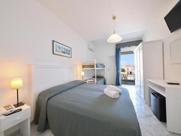 Hotel Noris : photo 1 de la chambre chambre quadruple avec balcon