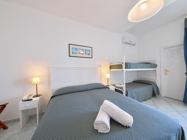 Hotel Noris : photo 2 de la chambre chambre quadruple avec balcon