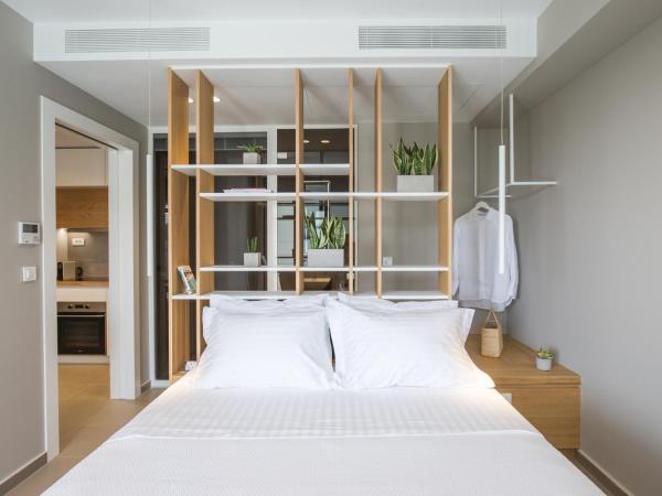 Noemie Luxury Suites : photo 4 de la chambre suite deluxe avec baignoire spa