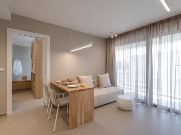Noemie Luxury Suites : photo 1 de la chambre suite deluxe avec baignoire spa