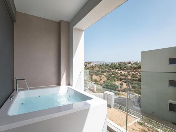 Noemie Luxury Suites : photo 6 de la chambre suite deluxe avec baignoire spa