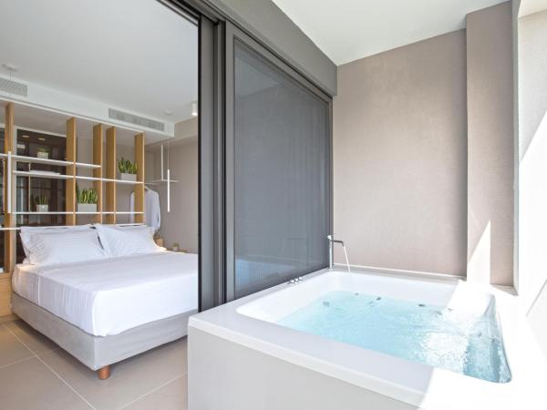 Noemie Luxury Suites : photo 5 de la chambre suite deluxe avec baignoire spa