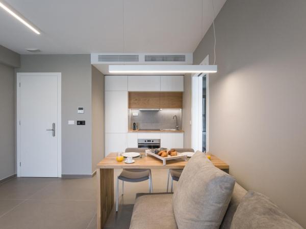 Noemie Luxury Suites : photo 2 de la chambre suite deluxe avec baignoire spa
