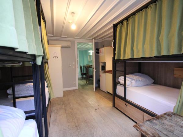 Moda Hostel : photo 2 de la chambre chambre familiale avec salle de bains