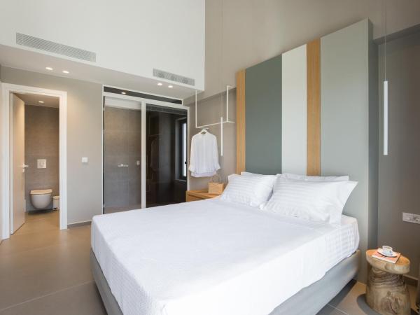 Noemie Luxury Suites : photo 6 de la chambre suite deluxe avec baignoire spa