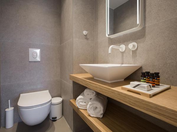Noemie Luxury Suites : photo 8 de la chambre suite deluxe avec baignoire spa