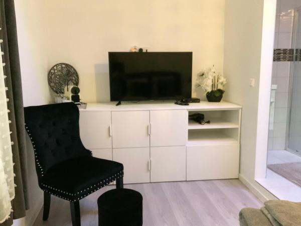 EXECUTIVE DOUBLE ROOM WITH EN-SUITE in GUEST HOUSE RUE TREVIRES R3 : photo 2 de la chambre chambre double