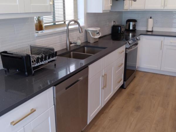 Convenient to Attractions & Close To Airport : photo 4 de la chambre suite familiale