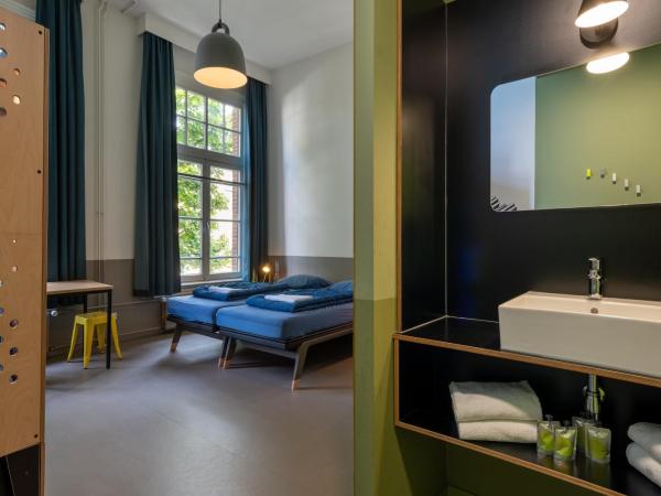 Stayokay Hostel Amsterdam Vondelpark : photo 4 de la chambre chambre familiale quadruple avec salle de bains privative