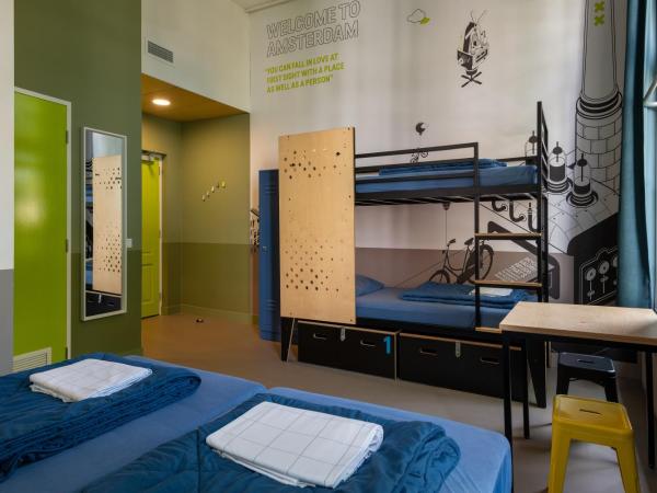 Stayokay Hostel Amsterdam Vondelpark : photo 2 de la chambre chambre familiale quadruple avec salle de bains privative