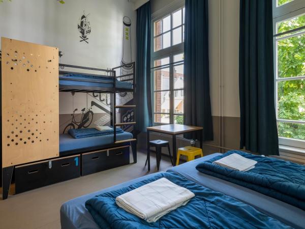 Stayokay Hostel Amsterdam Vondelpark : photo 6 de la chambre chambre familiale quadruple avec salle de bains privative
