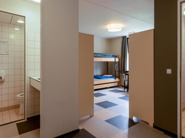 Stayokay Hostel Amsterdam Vondelpark : photo 6 de la chambre chambre 6 personnes avec salle de bains privative et douche