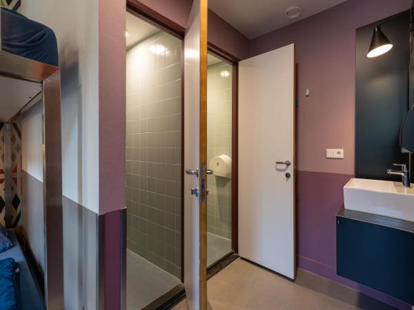 Stayokay Hostel Amsterdam Vondelpark : photo 5 de la chambre chambre 6 personnes avec salle de bains privative et douche