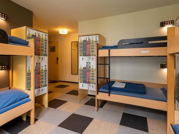 Stayokay Hostel Amsterdam Vondelpark : photo 7 de la chambre chambre 6 personnes avec salle de bains privative et douche