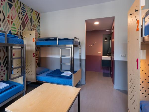 Stayokay Hostel Amsterdam Vondelpark : photo 2 de la chambre chambre 6 personnes avec salle de bains privative et douche