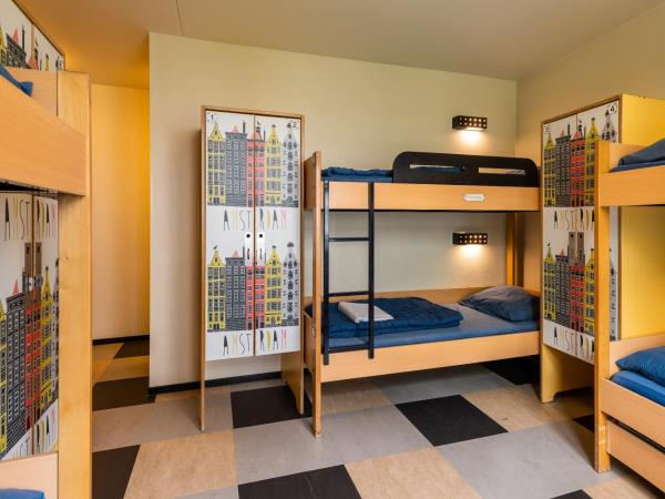Stayokay Hostel Amsterdam Vondelpark : photo 8 de la chambre chambre 6 personnes avec salle de bains privative et douche