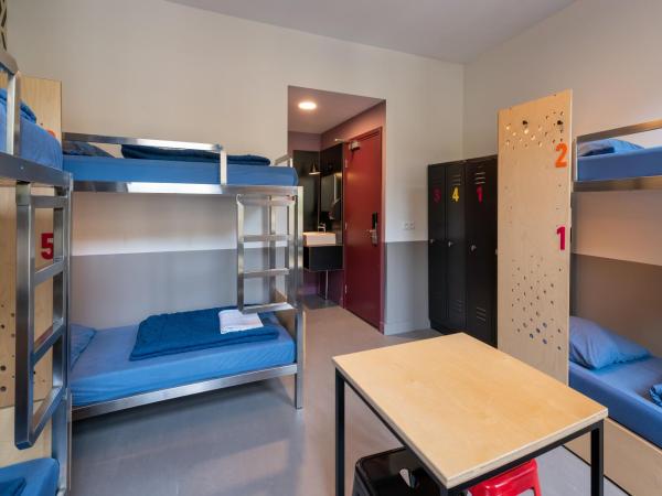 Stayokay Hostel Amsterdam Vondelpark : photo 4 de la chambre chambre 6 personnes avec salle de bains privative et douche