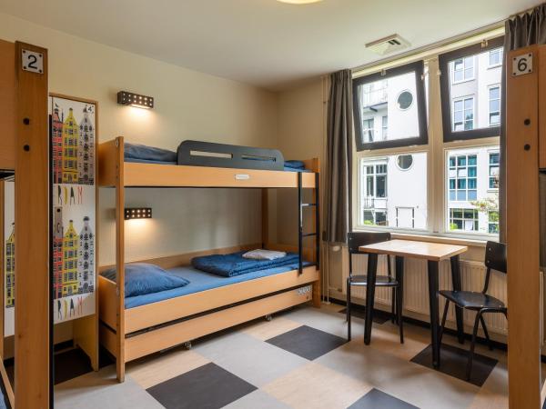 Stayokay Hostel Amsterdam Vondelpark : photo 9 de la chambre chambre 6 personnes avec salle de bains privative et douche