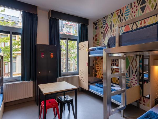 Stayokay Hostel Amsterdam Vondelpark : photo 3 de la chambre chambre 6 personnes avec salle de bains privative et douche