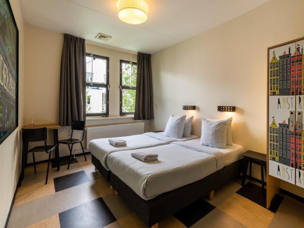 Stayokay Hostel Amsterdam Vondelpark : photo 5 de la chambre chambre double confort avec salle de bains privative et douche