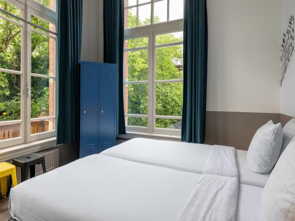 Stayokay Hostel Amsterdam Vondelpark : photo 3 de la chambre chambre double confort avec salle de bains privative et douche