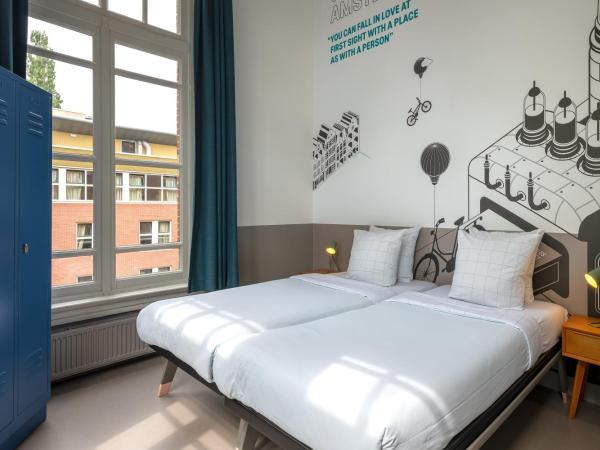 Stayokay Hostel Amsterdam Vondelpark : photo 2 de la chambre chambre double confort avec salle de bains privative et douche