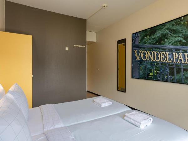 Stayokay Hostel Amsterdam Vondelpark : photo 7 de la chambre chambre double confort avec salle de bains privative et douche