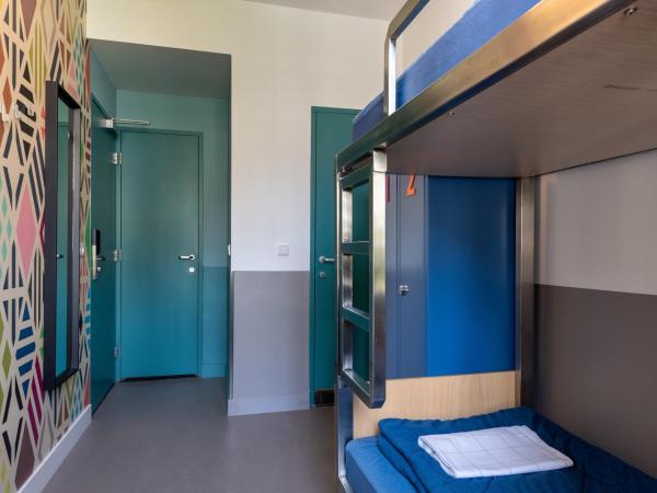 Stayokay Hostel Amsterdam Vondelpark : photo 3 de la chambre chambre lits jumeaux avec lits superposés et salle de bains privative avec douche