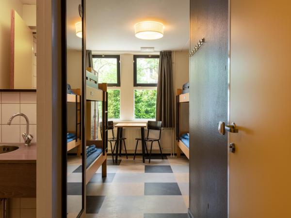 Stayokay Hostel Amsterdam Vondelpark : photo 8 de la chambre chambre quadruple avec salle de bains privative et douche