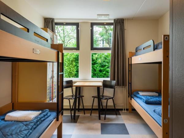 Stayokay Hostel Amsterdam Vondelpark : photo 6 de la chambre chambre quadruple avec salle de bains privative et douche