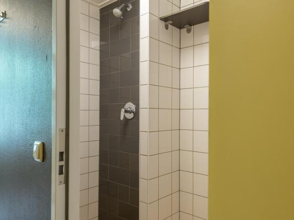 Stayokay Hostel Amsterdam Vondelpark : photo 9 de la chambre chambre quadruple avec salle de bains privative et douche