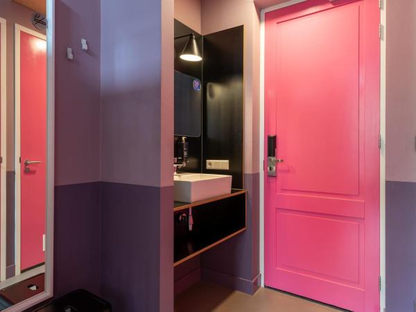 Stayokay Hostel Amsterdam Vondelpark : photo 5 de la chambre chambre quadruple avec salle de bains privative et douche