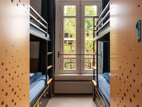 Stayokay Hostel Amsterdam Vondelpark : photo 3 de la chambre chambre quadruple avec salle de bains privative et douche