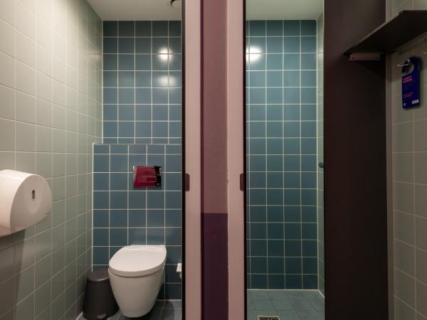 Stayokay Hostel Amsterdam Vondelpark : photo 4 de la chambre chambre quadruple avec salle de bains privative et douche