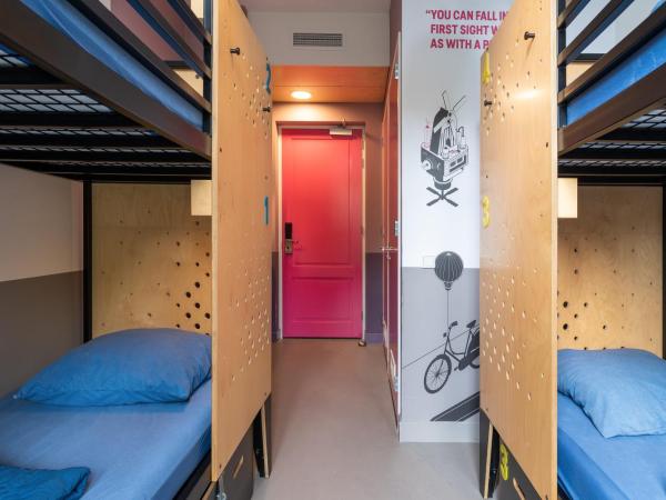 Stayokay Hostel Amsterdam Vondelpark : photo 2 de la chambre chambre quadruple avec salle de bains privative et douche