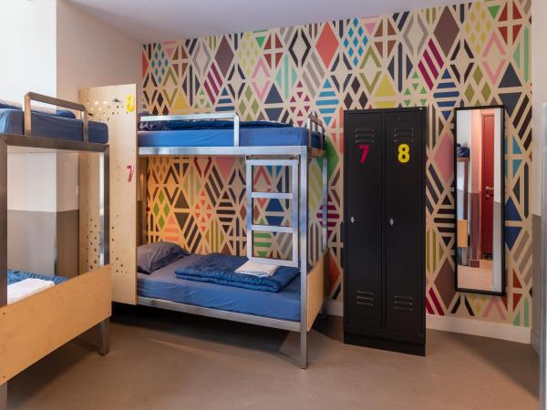 Stayokay Hostel Amsterdam Vondelpark : photo 2 de la chambre lit dans dortoir mixte avec 8 lits et douche