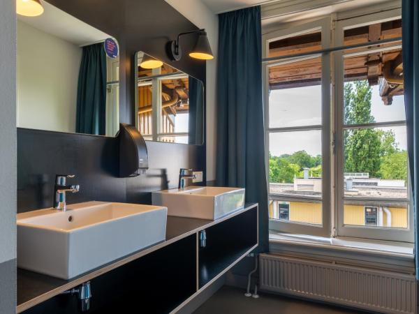 Stayokay Hostel Amsterdam Vondelpark : photo 5 de la chambre lit dans dortoir mixte de 10 lits ou plus avec douche