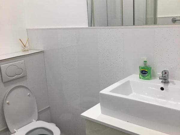 Queens Guesthouse Manchester : photo 4 de la chambre chambre familiale avec salle de bains privative