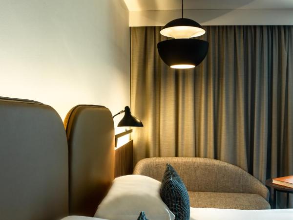 Crowne Plaza - Nice - Grand Arenas, an IHG Hotel : photo 2 de la chambre chambre standard avec 1 lit king-size - douche accessible en fauteuil roulant