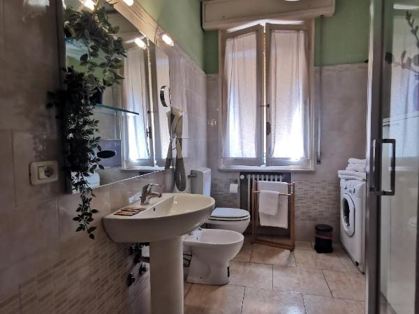 B&B Ospedale Maggiore Parma affittacamere : photo 4 de la chambre chambre king avec balcon et salle de bains commune