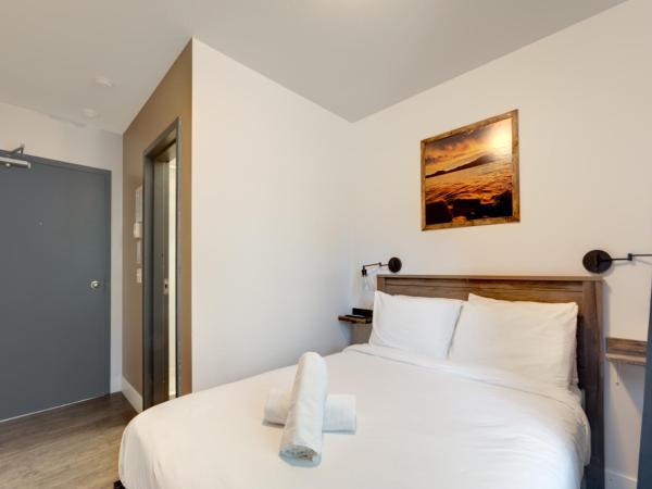 Samesun Kelowna Hostel : photo 1 de la chambre chambre double avec salle de bains privative