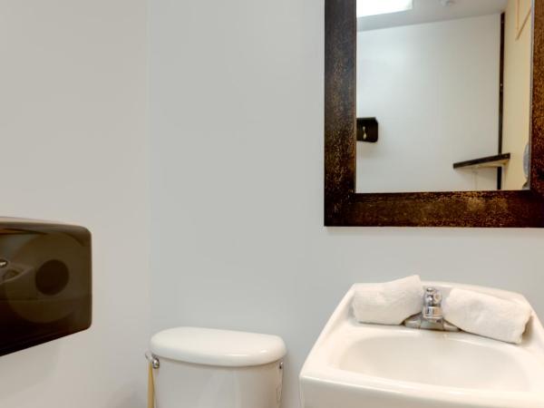 Samesun Kelowna Hostel : photo 2 de la chambre chambre double avec salle de bains privative