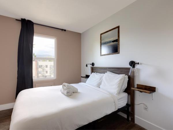 Samesun Kelowna Hostel : photo 5 de la chambre chambre double avec salle de bains privative