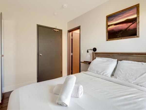 Samesun Kelowna Hostel : photo 6 de la chambre chambre double avec salle de bains privative