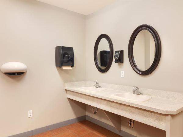 Samesun Kelowna Hostel : photo 6 de la chambre lit simple dans dortoir mixte de 4 lits